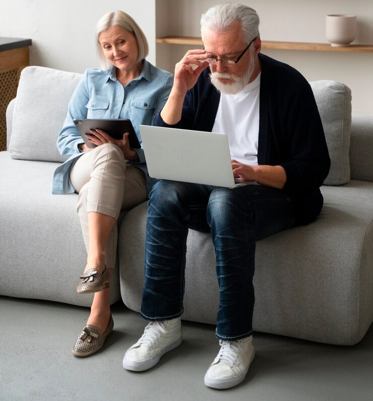Ein Ehepaar sitzt auf der Couch und informiert sich zur betrieblichen Altersvorsorge