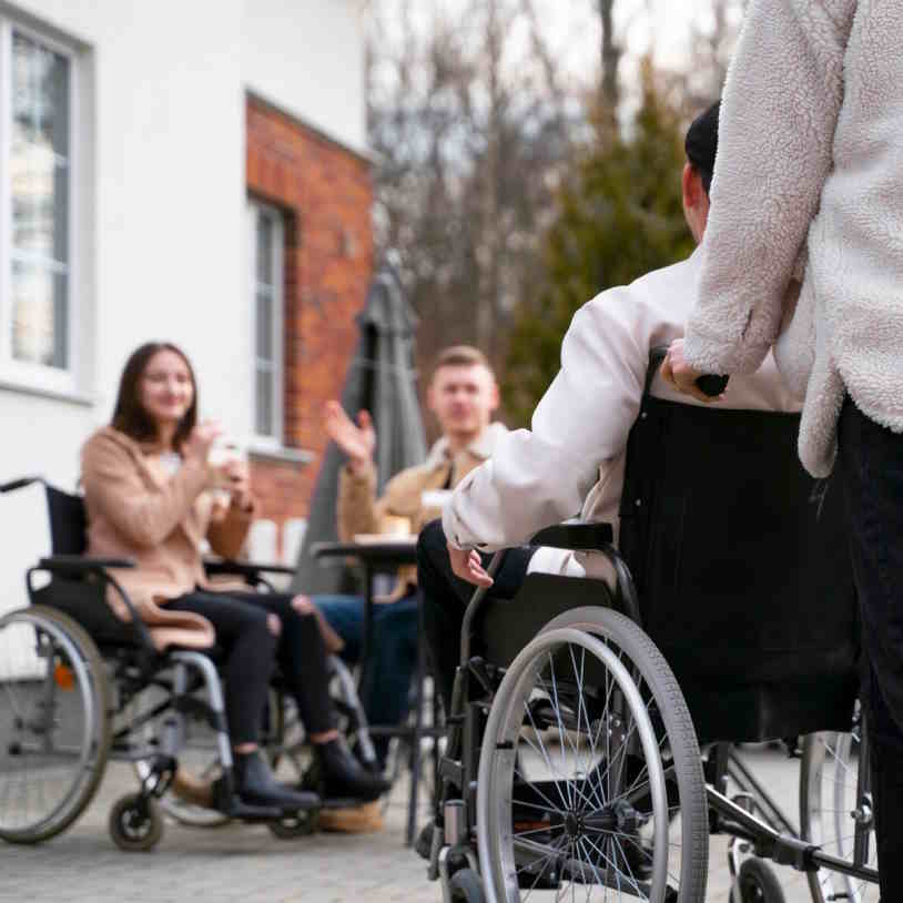 Bild zeigt 3 junge Rollstuhlfahrer. Das steht als Sinnbild für die Wichtigkeit einer Grundfähigkeitsversicherung in bestimmten Berufen.