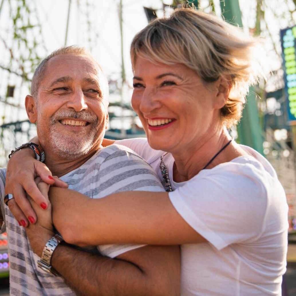 Foto zeigt glückliches Paar, das sich umarmt. Das steht als Sinnbild für die Sicherheit durch die Rürup Rente Rente.