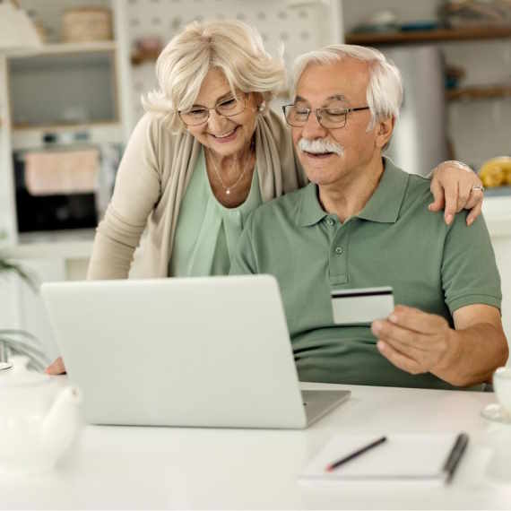 Foto zeigt Paar, das gemeinsam etwas im Internet zur Rürup Rente schaut